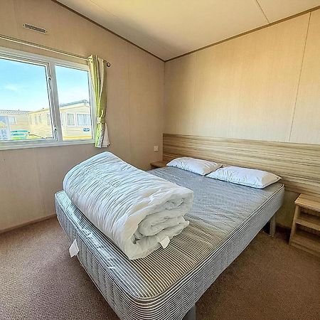 6 Berth Caravan For Hire With Wifi At Seawick Holiday Park In Essex Ref 27025Hv Clacton-on-Sea Exterior foto