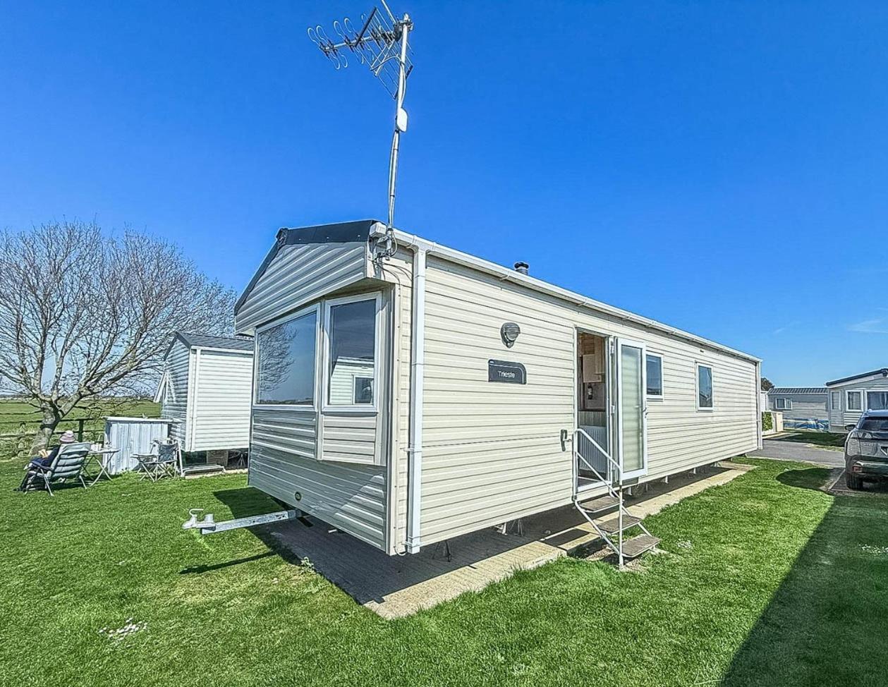 6 Berth Caravan For Hire With Wifi At Seawick Holiday Park In Essex Ref 27025Hv Clacton-on-Sea Exterior foto