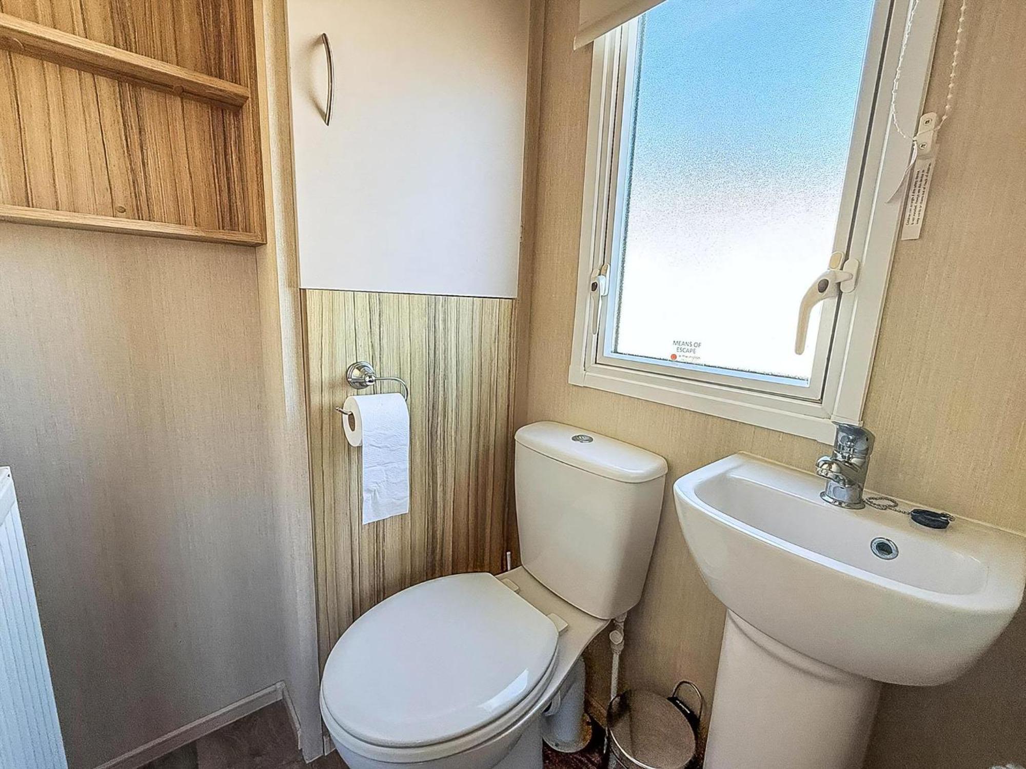 6 Berth Caravan For Hire With Wifi At Seawick Holiday Park In Essex Ref 27025Hv Clacton-on-Sea Exterior foto