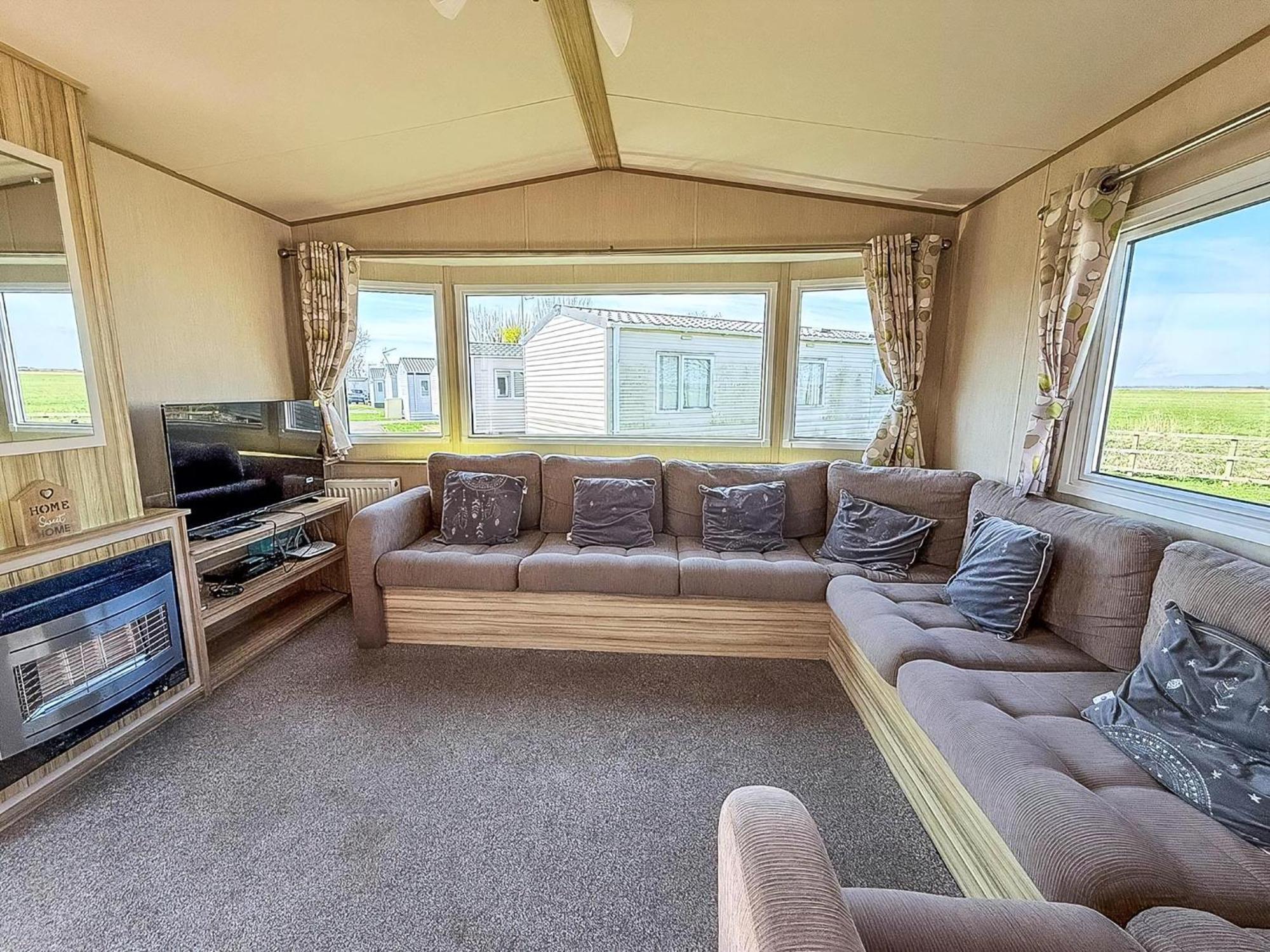 6 Berth Caravan For Hire With Wifi At Seawick Holiday Park In Essex Ref 27025Hv Clacton-on-Sea Exterior foto